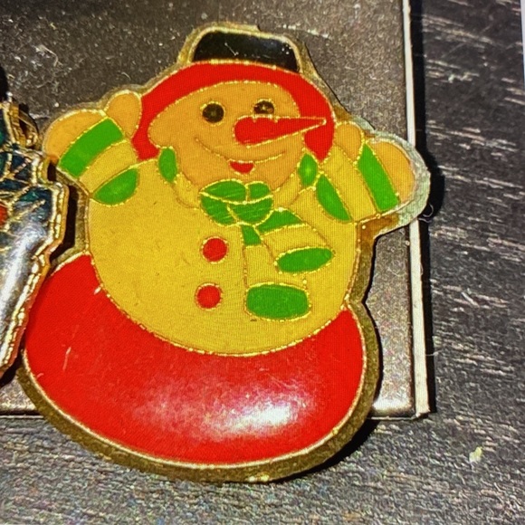 2  vintage enamel tack pins and broach Christmas - Picture 3 of 5